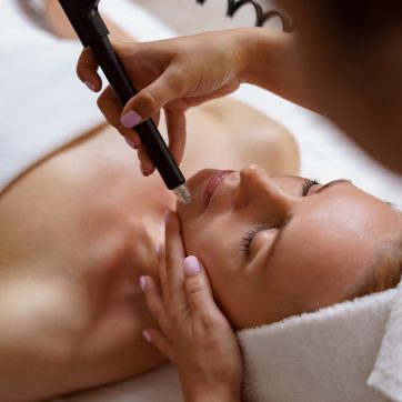 Hydrafacial vs Traditional Facial – What’s the Difference?