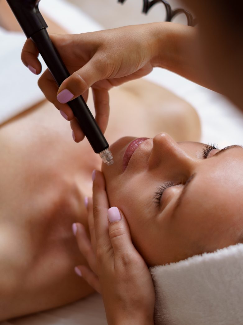 Hydrafacial vs Traditional Facial – What’s the Difference?