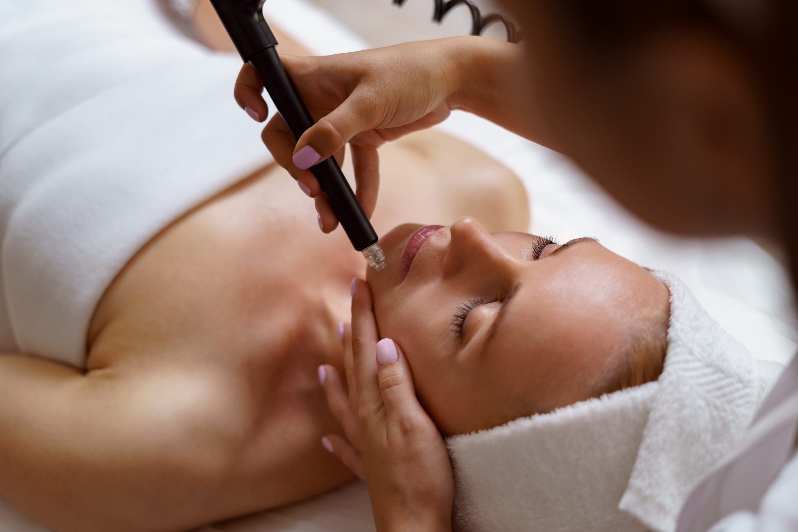 Hydrafacial vs Traditional Facial – What’s the Difference?